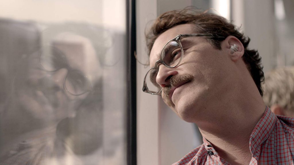 Theodore (Joaquin Phoenix) merasa sulit dipahami dalam film Her (2013)