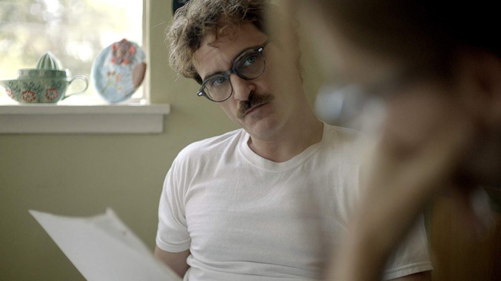 Theodore (Joaquin Phoenix) merasa sulit dipahami dalam film Her (2013)