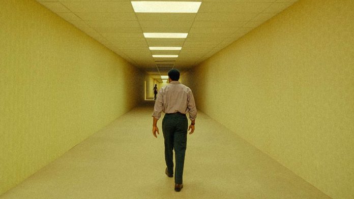 Review Film Backrooms (2026): Ekspansi Matang dari Sineas Pendatang oleh ulasinema
